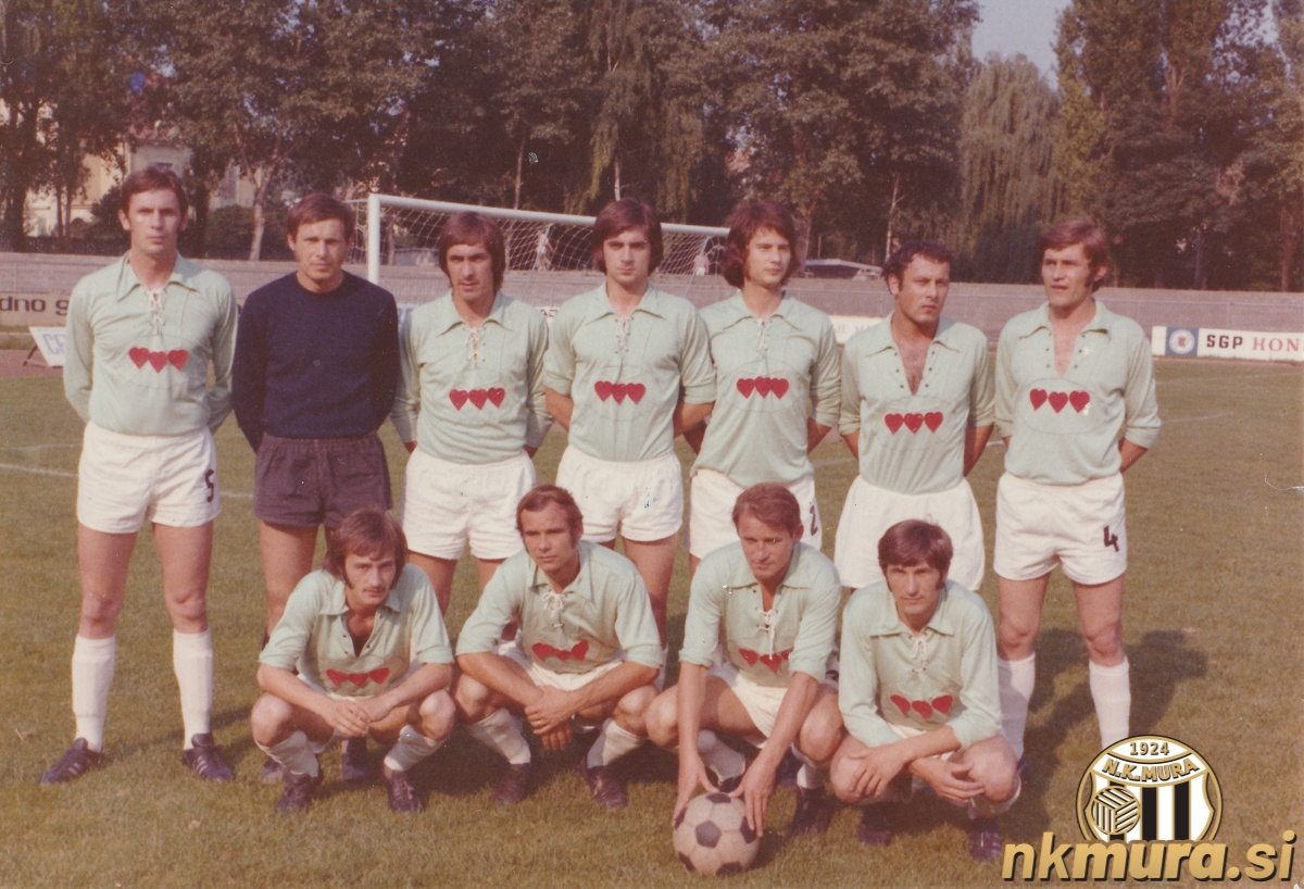 NK Mura v sezoni 1972/1973 v II. YU ligi zahod. Na fotografiji stojijo (od leve): Kopač, Cirkvenčić, Purgaj, Posavec, Gavrilović, Koblencer, Škrbić. Čepijo: Kološa, Kranjc, Pintarič, Husar. NK Mura v sezoni 1972/1973 v II. YU ligi zahod. Na fotografiji stojijo (od leve): Kopač, Cirkvenčić, Purgaj, Posavec, Gavrilović, Koblencer, Škrbić. Čepijo: Kološa, Kranjc, Pintarič, Husar.