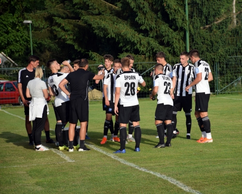 Trener Ante Šimundža daje napotke svojim varovancem. Trener Ante Šimundža daje napotke svojim varovancem.