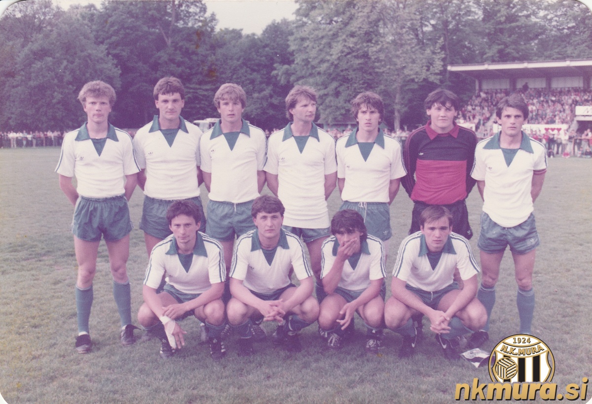 Mura-Partizan 2:7 na Fazaneriji junija 1984. Beograjski Partizan je v sklopu proslave 60-letnice nogometa v Pomurju odigral tekmo proti naši Muri. Stojijo (od leve): Kalamar, Balažic, Mertük, Vršič, Gorza, Seršen, Vlaškalić. Čepijo: Ivanič, Oršoš, Cener (Tasa), Cifer. Mura-Partizan 2:7 na Fazaneriji junija 1984. Beograjski Partizan je v sklopu proslave 60-letnice nogometa v Pomurju odigral tekmo proti naši Muri. Stojijo (od leve): Kalamar, Balažic, Mertük, Vršič, Gorza, Seršen, Vlaškalić. Čepijo: Ivanič, Oršoš, Cener (Tasa), Cifer.