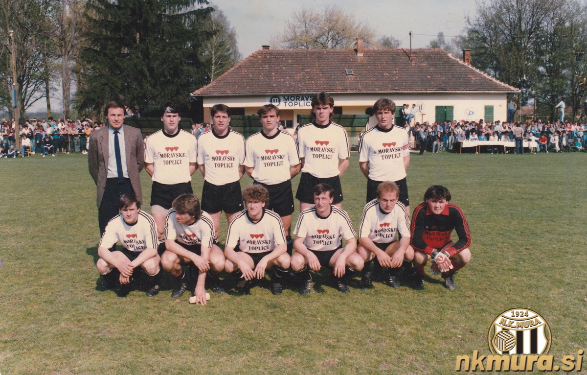 Stojijo (od leve): Cirkvenčić (trener), Jančar, Baranja, Cifer, Kardoš, Mertük. Čepijo: Kosi, Škaper, Gabor, Bencak, Jaušovec, Seršen.
Mura-Jugoslavija 3:12, pripravljalna tekma reprezentance Jugoslavije v Murski Soboti za kvalifikacijsko tekmo za evropsko prvenstvo s Severno Irsko v Belfastu.
Stadion Fazanerija, 6000 gledalcev, strelci zadetkov: Pančev (6), Stojković (3), Katanec, Asanović in Baždarević po enega za Jugoslavijo ter Jančar (2) in Škaper za Muro. Sodnik: Botjak (Murska Sobota). Strokovni štab reprezentance Jugoslavije: Ivica Osim, Miljan Miljanić in Ivan Toplak. (Vir podatkov: Vestnik, 30. 4. 1987).
Jugoslavija: Pralija (Leković), Vulić (Radanović), Baljić (Jozić), Katanec (Baždarević), Elsner (Arslanović), Hadžibegić (Asanović), Stojković, Janković, Pančev, Smajić in Škoro. Stojijo (od leve): Cirkvenčić (trener), Jančar, Baranja, Cifer, Kardoš, Mertük. Čepijo: Kosi, Škaper, Gabor, Bencak, Jaušovec, Seršen.
Mura-Jugoslavija 3:12, pripravljalna tekma reprezentance Jugoslavije v Murski Soboti za kvalifikacijsko tekmo za evropsko prvenstvo s Severno Irsko v Belfastu.
Stadion Fazanerija, 6000 gledalcev, strelci zadetkov: Pančev (6), Stojković (3), Katanec, Asanović in Baždarević po enega za Jugoslavijo ter Jančar (2) in Škaper za Muro. Sodnik: Botjak (Murska Sobota). Strokovni štab reprezentance Jugoslavije: Ivica Osim, Miljan Miljanić in Ivan Toplak. (Vir podatkov: Vestnik, 30. 4. 1987).
Jugoslavija: Pralija (Leković), Vulić (Radanović), Baljić (Jozić), Katanec (Baždarević), Elsner (Arslanović), Hadžibegić (Asanović), Stojković, Janković, Pančev, Smajić in Škoro.