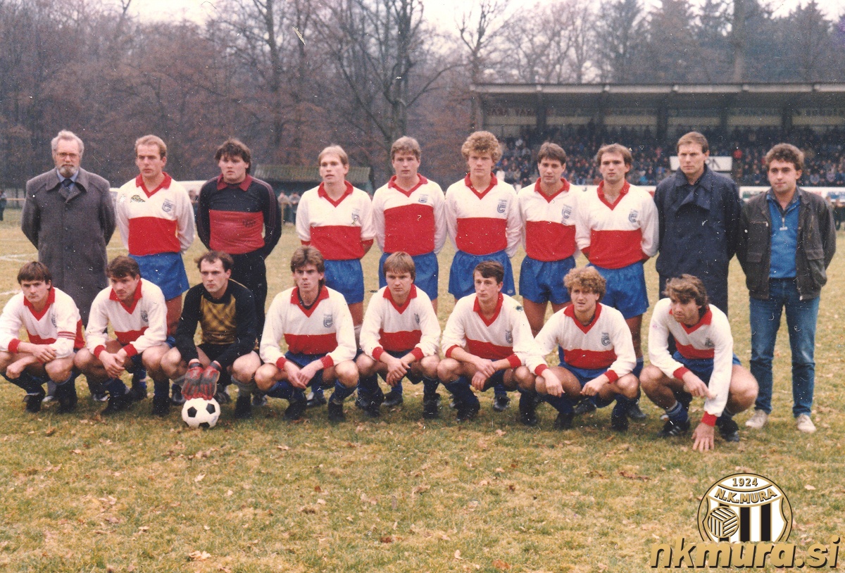 NK Mura, leta 1986. Stojijo (od leve): Škof (tehnični vodja), Marjan Jaušovec, Seršen, Darko Jaušovec, Ivan Mertük, Kalamar, Baranja, Ivo Cifer, Zoran Cirkvenčić, Hari (fizioterapevt).
Čepijo: Jože Kosi, Marko Kosi, Feri Kuhar, Kardoš, Jože Sreš, Bencak, Zlatko Gabor in Štefan Škaper. NK Mura, leta 1986. Stojijo (od leve): Škof (tehnični vodja), Marjan Jaušovec, Seršen, Darko Jaušovec, Ivan Mertük, Kalamar, Baranja, Ivo Cifer, Zoran Cirkvenčić, Hari (fizioterapevt).
Čepijo: Jože Kosi, Marko Kosi, Feri Kuhar, Kardoš, Jože Sreš, Bencak, Zlatko Gabor in Štefan Škaper.