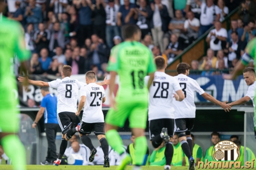 Veselje Luke Bobičanca in soigralcev po vodstvu z 1:0. Veselje Luke Bobičanca in soigralcev po vodstvu z 1:0.