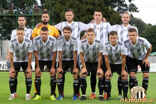 Stojijo od leve: Alen Kozar, Matko Obradović, Aleksandar Bošković, Luka Šušnjara, Matic Maruško. Čepijo: Tomi Horvat, Amadej Maroša, Klemen Pucko, Jon Šporn, Klemen Šturm in Luka Bobičanec. Stojijo od leve: Alen Kozar, Matko Obradović, Aleksandar Bošković, Luka Šušnjara, Matic Maruško. Čepijo: Tomi Horvat, Amadej Maroša, Klemen Pucko, Jon Šporn, Klemen Šturm in Luka Bobičanec.