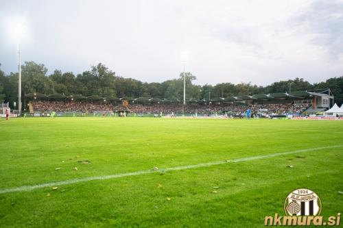 Pogled na tribune. Pogled na tribune.