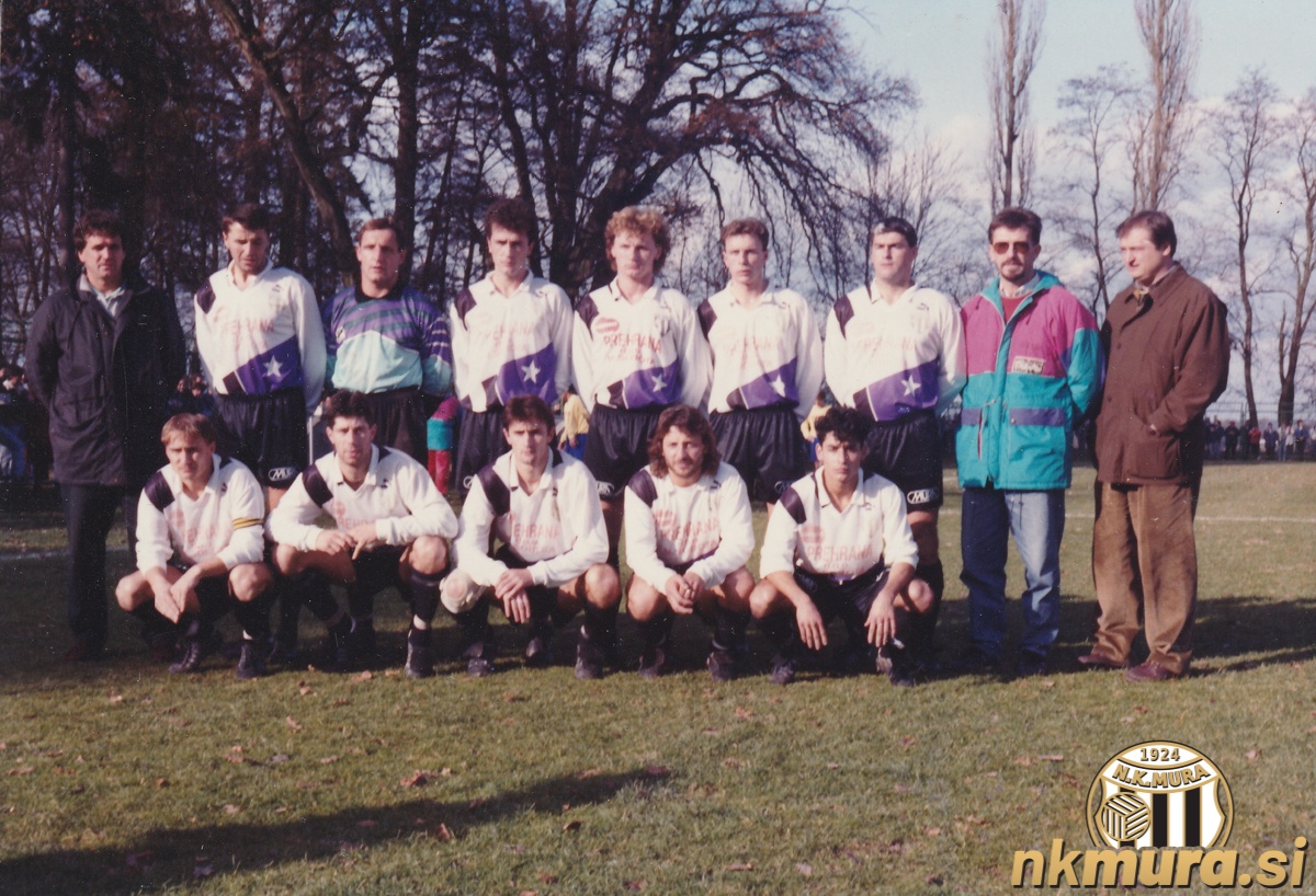 Postava Mure pred pričetkom tekme proti Potrošniku. Stojijo (od leve): Bojan Prašnikar (trener), Ekrem Omerović, Ante Jakovljević, Danijel Lebar, Franc Cifer, Robert Belec, Bojan Jančar, dr. Bojan Korošec (zdravnik), Ervin Kerčmar (sekretar). Čepijo: Anton Slavic, Jože Vori, Duško Vicković, Kristjan Cener, Jožef Kokaš.
Mura-Potrošnik 0:2. Stadion Fazanerija, 14. 11. 1992. Foto: Franc Bobovec. Postava Mure pred pričetkom tekme proti Potrošniku. Stojijo (od leve): Bojan Prašnikar (trener), Ekrem Omerović, Ante Jakovljević, Danijel Lebar, Franc Cifer, Robert Belec, Bojan Jančar, dr. Bojan Korošec (zdravnik), Ervin Kerčmar (sekretar). Čepijo: Anton Slavic, Jože Vori, Duško Vicković, Kristjan Cener, Jožef Kokaš.
Mura-Potrošnik 0:2. Stadion Fazanerija, 14. 11. 1992. Foto: Franc Bobovec.
