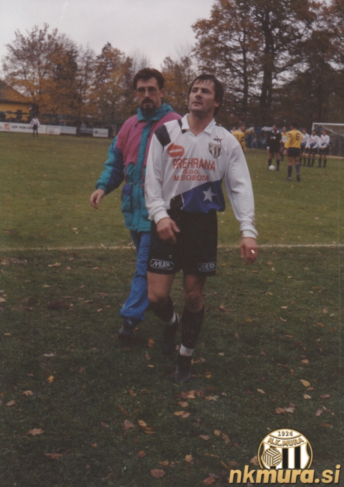 Jože Kosi in zdravnik dr. Bojan Korošec na tekmi NK Mura-Maribor 2:0, 31. 10. 1992. Jože Kosi in zdravnik dr. Bojan Korošec na tekmi NK Mura-Maribor 2:0, 31. 10. 1992.