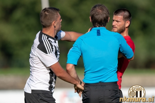 Na tekmi ni manjkalo vreče krvi. Na sliki Amadej Maroša.