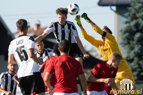 Kai Cipot je bil višji od vratarja Pyunika. Kai Cipot je bil višji od vratarja Pyunika.