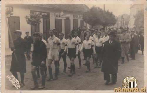 Fotografija je nastala leta 1934, ko je v Murski Soboti potekala žalna slovesnost v spomin na kralja Aleksandra I. Karađorđevića. Na fotografiji so nogometaši Mure, ki gredo v povorki po Slovenski ulici (takrat imenovani Aleksandrova). V ozadju je viden takratni Hotel Dobrai (danes Hotel Zvezda). Fotografija je nastala leta 1934, ko je v Murski Soboti potekala žalna slovesnost v spomin na kralja Aleksandra I. Karađorđevića. Na fotografiji so nogometaši Mure, ki gredo v povorki po Slovenski ulici (takrat imenovani Aleksandrova). V ozadju je viden takratni Hotel Dobrai (danes Hotel Zvezda).