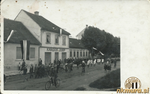 Povorka gre proti igrišču, kjer je potekala osrednja žalna slovesnost za preminulim kraljem. Povorka gre proti igrišču, kjer je potekala osrednja žalna slovesnost za preminulim kraljem.