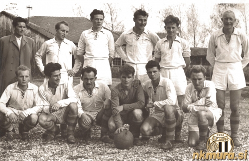 Mura leta 1951. Stojijo od leve: Deškovič (trener), B. Norčič, Pavličevič, Maruša, Fujs, Zelko. Čepijo: L. Norčič, Klanjšček, Klepec, Hrastelj, Šimon, A. Norčič. Foto: Jože Kološa - Kološ. Mura leta 1951. Stojijo od leve: Deškovič (trener), B. Norčič, Pavličevič, Maruša, Fujs, Zelko. Čepijo: L. Norčič, Klanjšček, Klepec, Hrastelj, Šimon, A. Norčič. Foto: Jože Kološa - Kološ.