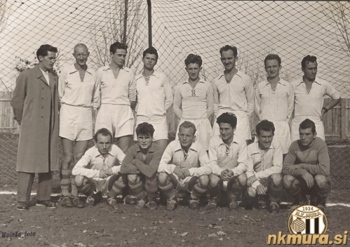 Mura leta 1951. Stojijo od leve: Deškovič (trener), Zelko, Pavličevič, Šimon, Fujs, Klepec, A. Norčič, Vratarič. Čepijo: B. Norčič, Hrastelj, L. Norčič, Klanjšček, Horvat, Skalar. Foto: Jože Kološa - Kološ. Mura leta 1951. Stojijo od leve: Deškovič (trener), Zelko, Pavličevič, Šimon, Fujs, Klepec, A. Norčič, Vratarič. Čepijo: B. Norčič, Hrastelj, L. Norčič, Klanjšček, Horvat, Skalar. Foto: Jože Kološa - Kološ.