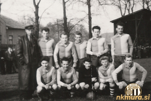 Jedinstvo (Čakovec)-NK Sobota 2:0, mariborsko-varaždinska podzvezna liga, 14. 4. 1957, v Čakovcu. Stojijo od leve: Svatina (trener), B. Skalar, __, __, __, Babič. Čepijo od leve: Klajnšček, Titan, Zach, Matjašec in J. Sečko. Jedinstvo (Čakovec)-NK Sobota 2:0, mariborsko-varaždinska podzvezna liga, 14. 4. 1957, v Čakovcu. Stojijo od leve: Svatina (trener), B. Skalar, __, __, __, Babič. Čepijo od leve: Klajnšček, Titan, Zach, Matjašec in J. Sečko.