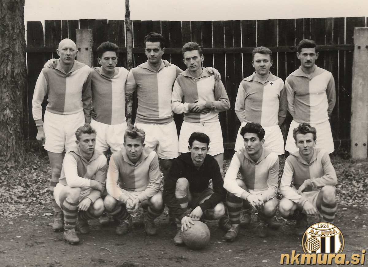 Moštvo Sobote v sezoni 1955/56. Stojijo od leve: Feri Zelko, Feri Kološa, Mirko Babič, Jože Norčič, Bela Kodela, Nikola Sirovina. Čepijo: Franc Matjašec, Janez Sečko, Alojz Zach, Ciril Klajnšček in Franc Maučec. Moštvo Sobote v sezoni 1955/56. Stojijo od leve: Feri Zelko, Feri Kološa, Mirko Babič, Jože Norčič, Bela Kodela, Nikola Sirovina. Čepijo: Franc Matjašec, Janez Sečko, Alojz Zach, Ciril Klajnšček in Franc Maučec.