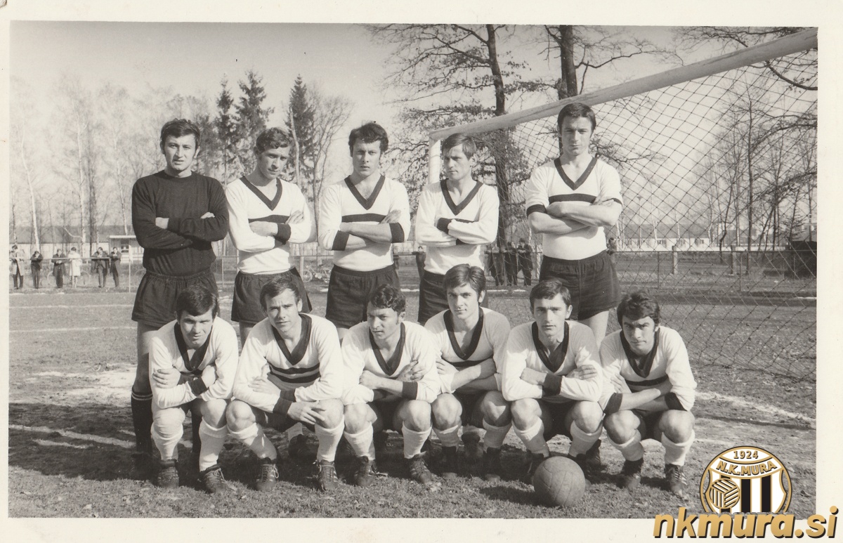 NK Mura leta 1970 v II. YU ligi zahod. Na fotografiji stojijo (od leve): Lazić, Kovač, Koblencer, Nikolič, Satler. Čepijo: Košak, Kranjc, Horvat, Posavec, Tkalčec, Ivanič. NK Mura leta 1970 v II. YU ligi zahod. Na fotografiji stojijo (od leve): Lazić, Kovač, Koblencer, Nikolič, Satler. Čepijo: Košak, Kranjc, Horvat, Posavec, Tkalčec, Ivanič.