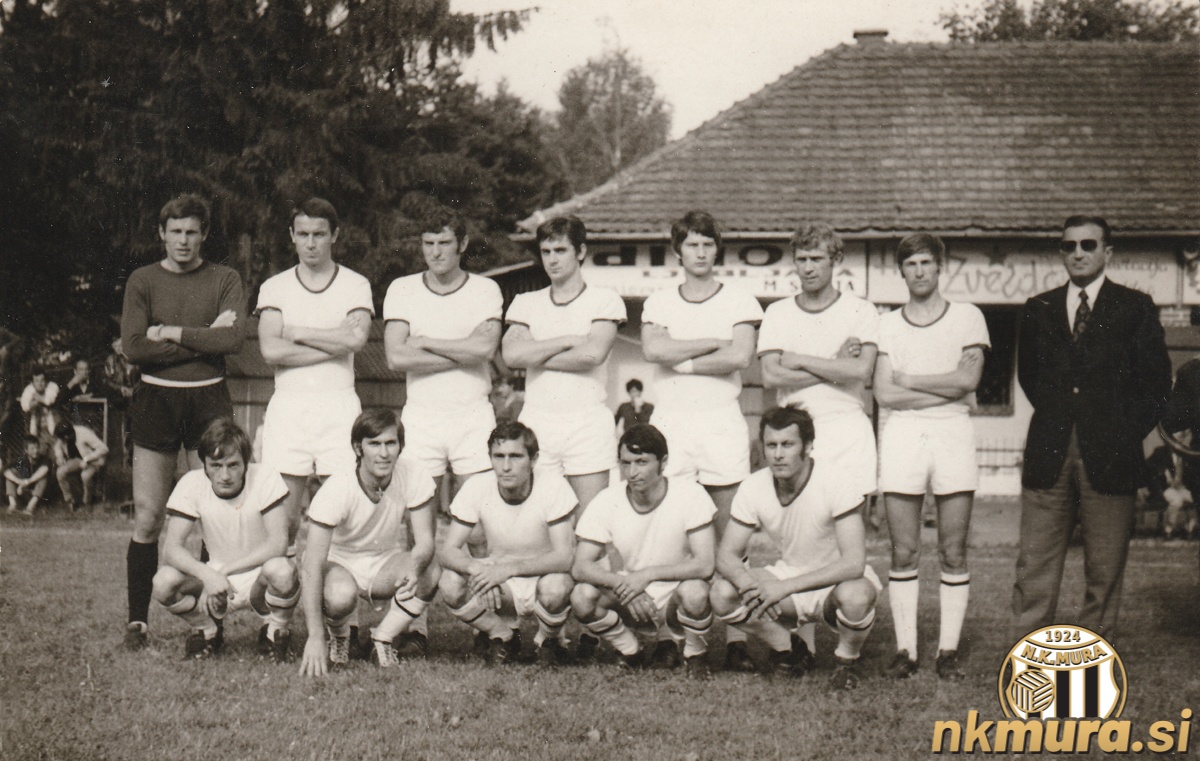 Muraši spomladi leta 1971 v času nastopanja v drugi jugoslovanski ligi zahod. Stojijo (od leve): Cirkvenčić, Satler, Žakula, Posavec, Gavrilović, Kovač, Husar in Pazmanj (trener). Čepijo: Kološa, Čižmek, Tkalčec, Horvat in Koblencer. Muraši spomladi leta 1971 v času nastopanja v drugi jugoslovanski ligi zahod. Stojijo (od leve): Cirkvenčić, Satler, Žakula, Posavec, Gavrilović, Kovač, Husar in Pazmanj (trener). Čepijo: Kološa, Čižmek, Tkalčec, Horvat in Koblencer.
