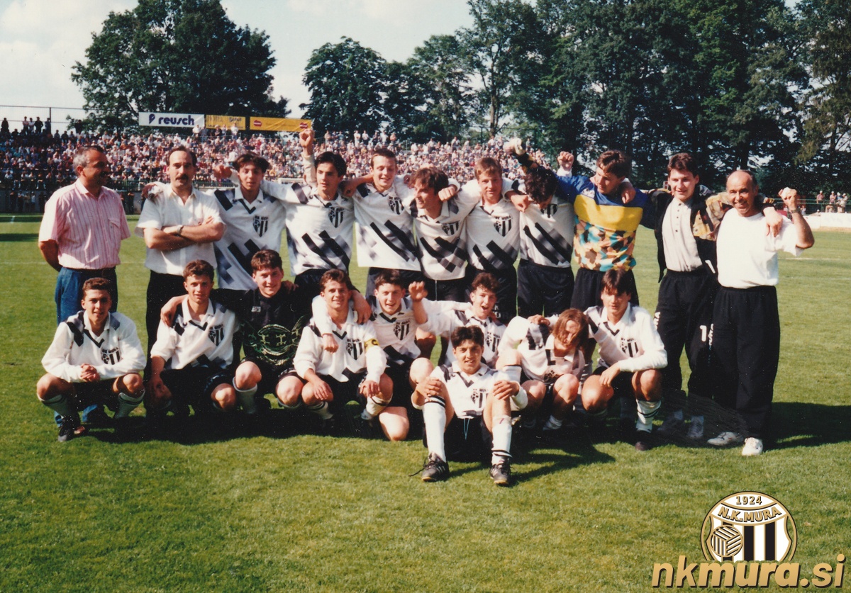 Mladinska ekipa NK Mura prvenstveni in pokalni prvak v sezoni 1994/95. Stojijo (od leve): Petar Brezić (tehnični vodja), Jože Karoli (trener), Simon Baranja, Darko Pintarič, Fabijan Cipot, Damjan Ošlaj, Tadej Kerčmar, Marjan Žekš, Dejan Nemec, Borko Sočič, Ivica Juraković (tehnični vodja). Čepijo: Aleš Erniša, Sebastjan Vogrinčič, Bojan Sočič, Srečko Kovačec, Leon Banko, Matej Fras, Danijel Kovač, Tomislav Glavica, Goran Papič. Mladinska ekipa NK Mura prvenstveni in pokalni prvak v sezoni 1994/95. Stojijo (od leve): Petar Brezić (tehnični vodja), Jože Karoli (trener), Simon Baranja, Darko Pintarič, Fabijan Cipot, Damjan Ošlaj, Tadej Kerčmar, Marjan Žekš, Dejan Nemec, Borko Sočič, Ivica Juraković (tehnični vodja). Čepijo: Aleš Erniša, Sebastjan Vogrinčič, Bojan Sočič, Srečko Kovačec, Leon Banko, Matej Fras, Danijel Kovač, Tomislav Glavica, Goran Papič.