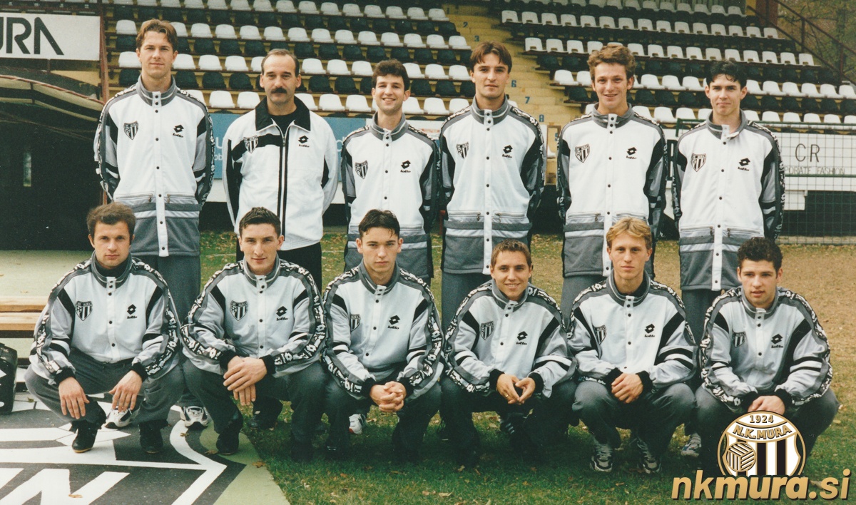 Mladi, doma vzgojeni nogometaši, del članskega moštva Mure; fotografirano jeseni 1997. Stojijo (od leve): Dejan Nemec, Jože Karoli (trener), Matej Fras, Damjan Ošlaj, Fabijan Cipot, Nikola Talaber. Čepijo: Sebastjan Vogrinčič, Mihael Bukovec, Štefan Gomboc, Alan Mesarič, Goran Ristič, Zoran Babič. V glavnem so v poznejših obdobjih igrali zelo pomembne vloge v slovenskem nogometu, tudi pomembni člani slovenske reprezentance. Mladi, doma vzgojeni nogometaši, del članskega moštva Mure; fotografirano jeseni 1997. Stojijo (od leve): Dejan Nemec, Jože Karoli (trener), Matej Fras, Damjan Ošlaj, Fabijan Cipot, Nikola Talaber. Čepijo: Sebastjan Vogrinčič, Mihael Bukovec, Štefan Gomboc, Alan Mesarič, Goran Ristič, Zoran Babič. V glavnem so v poznejših obdobjih igrali zelo pomembne vloge v slovenskem nogometu, tudi pomembni člani slovenske reprezentance.