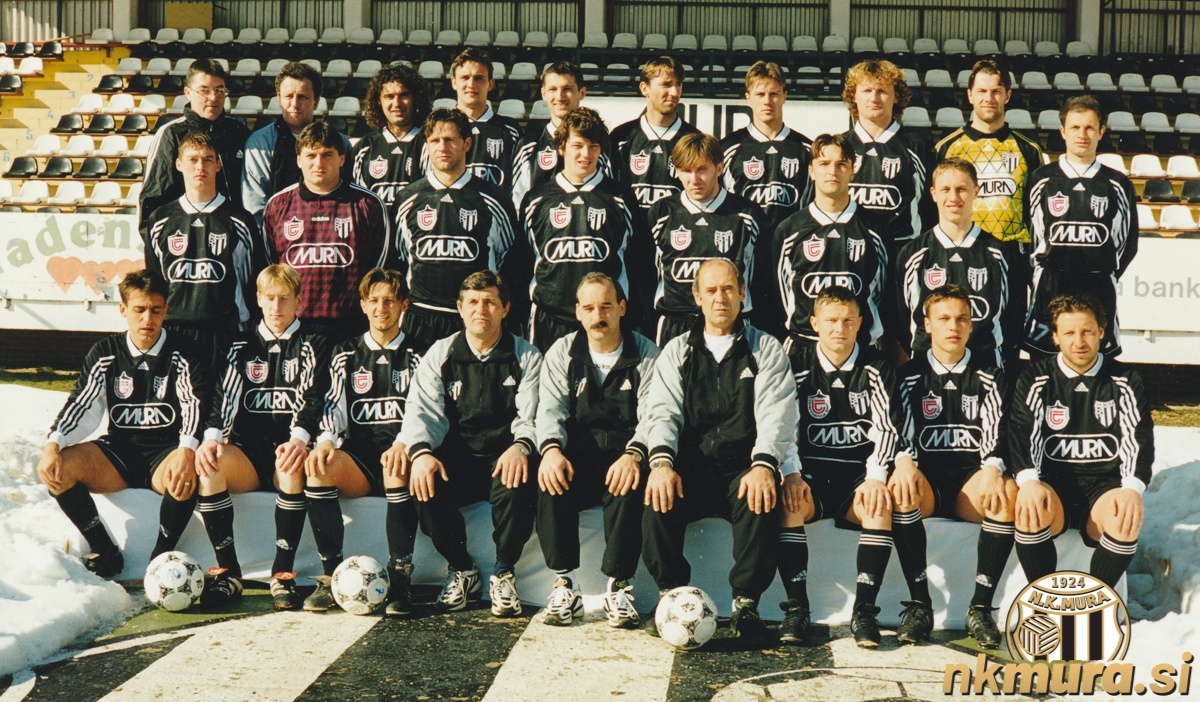 Mura spomladi 1999. Zadnja vrsta (od leve): Franc Jančar (fizioterapevt), Marjan Matjašec (ekonom), Srečko Ilić, Goran Gutalj, Sašo Lukič, Štefan Škaper, Simon Dvoršak, Franc Cifer, Dejan Nemec, Sebastjan Vogrinčič. Srednja vrsta: Aleš Gabor, Štefan Černjavič, Haris Alihodžić, Fabijan Cipot, Marjan Dominko, Damjan Ošlaj, Goran Ristič. Spodnja vrsta: Dean Baranja, Sebastjan Žilavec, Adamo Baranja, Nikola Škrbić (pomočnik trenerja), Jože Karoli (glavni trener), Slobodan Đurić (trener vratarjev), Robert Petrovič, Ljubiša Živić, Kristijan Cener. Mura spomladi 1999. Zadnja vrsta (od leve): Franc Jančar (fizioterapevt), Marjan Matjašec (ekonom), Srečko Ilić, Goran Gutalj, Sašo Lukič, Štefan Škaper, Simon Dvoršak, Franc Cifer, Dejan Nemec, Sebastjan Vogrinčič. Srednja vrsta: Aleš Gabor, Štefan Černjavič, Haris Alihodžić, Fabijan Cipot, Marjan Dominko, Damjan Ošlaj, Goran Ristič. Spodnja vrsta: Dean Baranja, Sebastjan Žilavec, Adamo Baranja, Nikola Škrbić (pomočnik trenerja), Jože Karoli (glavni trener), Slobodan Đurić (trener vratarjev), Robert Petrovič, Ljubiša Živić, Kristijan Cener.