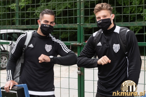 Trening Mure, 11. maja 2020. Na sliki Matko Obradović in Kevin Žižek, oba z masko Mure. Trening Mure, 11. maja 2020. Na sliki Matko Obradović in Kevin Žižek, oba z masko Mure.