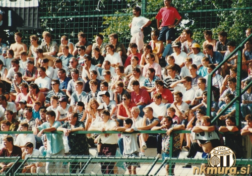 Gledalci na severni tribuni Fazanerije Gledalci na severni tribuni Fazanerije