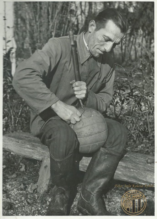 Oskrbnik Bratinšček med opravilom, ki je bilo v letu 1951 precej pogosto. Oskrbnik Bratinšček med opravilom, ki je bilo v letu 1951 precej pogosto.