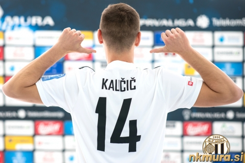 Alan Kaučič je podpisal prvo profesionalno pogodbo z NŠ Muro. Produkt nogometne šole, ki je v letošnji sezoni že odigral 180 minut na tekmah članske ekipe, je podpisal pogodbo do 30. 6. 2023. Mestni stadion Fazanerija, 21. 5. 2020. Alan Kaučič je podpisal prvo profesionalno pogodbo z NŠ Muro. Produkt nogometne šole, ki je v letošnji sezoni že odigral 180 minut na tekmah članske ekipe, je podpisal pogodbo do 30. 6. 2023. Mestni stadion Fazanerija, 21. 5. 2020.