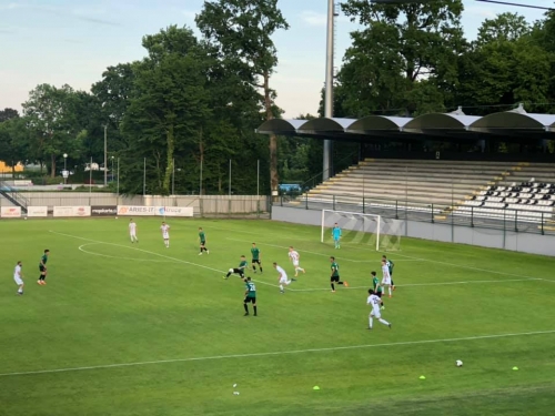 Nogometaši Mure so igrali prvo tekmo po 76. dneh, ko je bilo prvenstvo prekinjeno zaradi nevarnosti okužb s koronavirusom. V ozadju južna tribuna na kateri bodo zelene sedeže zamenjali črno-beli. Nogometaši Mure so igrali prvo tekmo po 76. dneh, ko je bilo prvenstvo prekinjeno zaradi nevarnosti okužb s koronavirusom. V ozadju južna tribuna na kateri bodo zelene sedeže zamenjali črno-beli.