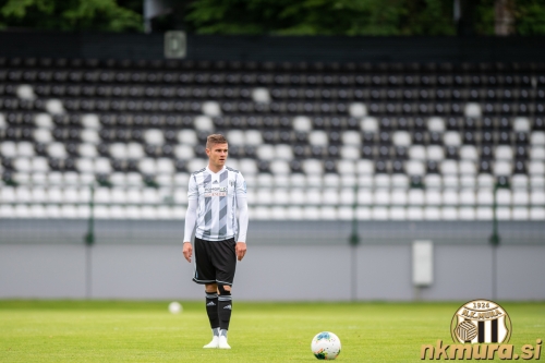 Luka Bobičanec pred novo kuliso črno-belega vzorca sedežev južne tribune Luka Bobičanec pred novo kuliso črno-belega vzorca sedežev južne tribune