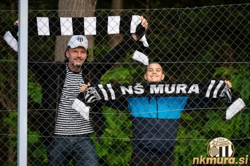 Tribune so bile zaprte za navijače, zato so se le-ti zbrali za ograjo športnega parka v Kidričevem Tribune so bile zaprte za navijače, zato so se le-ti zbrali za ograjo športnega parka v Kidričevem
