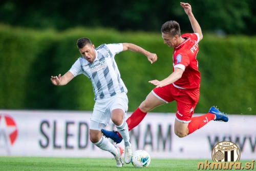 Amadej Maroša in Luka Petek  v dvoboju za žogo. Amadej Maroša in Luka Petek  v dvoboju za žogo.