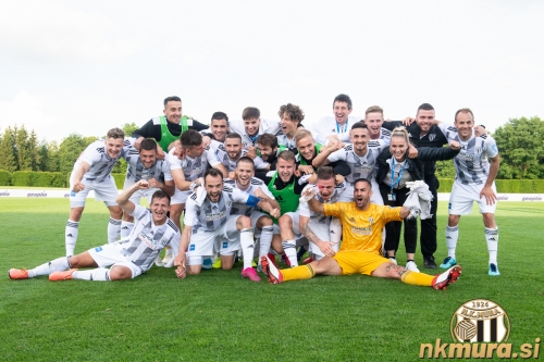 Veselje po uvrstitvi v finale. Zgornja vrsta: Marko Zalokar, Jan Gorenc, Tamara Rantaša (ekonom), Kai Cipot, Miran Rantaša (predstavnik kluba), Žan Karničnik, Žiga Kovač (fizioterapevt) in Matic Maruško. Srednja vrsta: Kevin Žižek, Amadej Maroša, Luka Šušnjara, Nino Kouter, Klemen Pucko, Marin Karamarko, Staniša Mandić in Paola Aleksieva (maserka). Spodnja vrsta: Klemen Šturm, Žiga Kous, Tomi Horvat, Marko Brkić, Luka Bobičanec in Matko Obradović. Veselje po uvrstitvi v finale. Zgornja vrsta: Marko Zalokar, Jan Gorenc, Tamara Rantaša (ekonom), Kai Cipot, Miran Rantaša (predstavnik kluba), Žan Karničnik, Žiga Kovač (fizioterapevt) in Matic Maruško. Srednja vrsta: Kevin Žižek, Amadej Maroša, Luka Šušnjara, Nino Kouter, Klemen Pucko, Marin Karamarko, Staniša Mandić in Paola Aleksieva (maserka). Spodnja vrsta: Klemen Šturm, Žiga Kous, Tomi Horvat, Marko Brkić, Luka Bobičanec in Matko Obradović.
