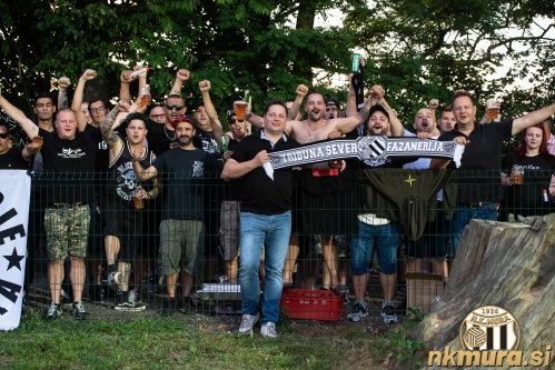 Navijaška skupina Black Gringos je navijala v kotu ob severni tribuni. Ob njih predsednik Robert Kuzmič.