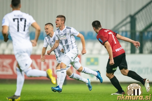 Staniša Mandič, Tomi Horvat in Luka Bobičanec. Ob njih igralec Tabora Leon Sever. Staniša Mandič, Tomi Horvat in Luka Bobičanec. Ob njih igralec Tabora Leon Sever.