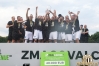 Visoko dvignjen pokal.