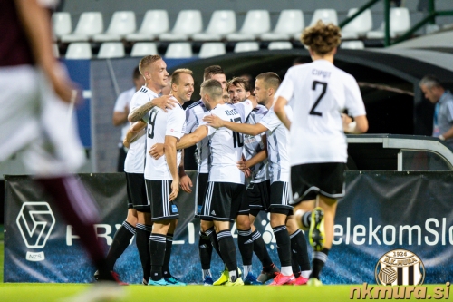 Muraši se veselijo doseženega zadetka. Muraši se veselijo doseženega zadetka.