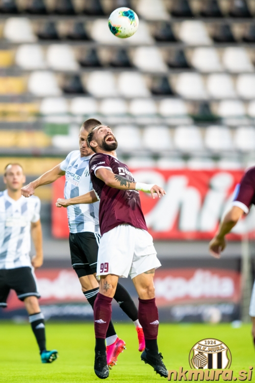 Tomi Horvat v dvoboju s kapetanom Triglava Luko Majcnom. Tomi Horvat v dvoboju s kapetanom Triglava Luko Majcnom.