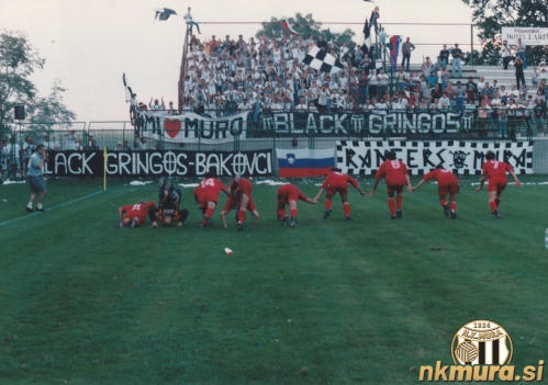 Igralci Aaraua so na koncu pozdravili Black Gringose. Igralci Aaraua so na koncu pozdravili Black Gringose.