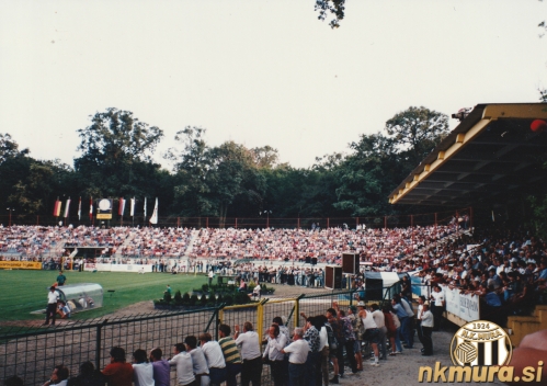 Pogled na nove in polne tribune stadiona Fazanerija. Pogled na nove in polne tribune stadiona Fazanerija.