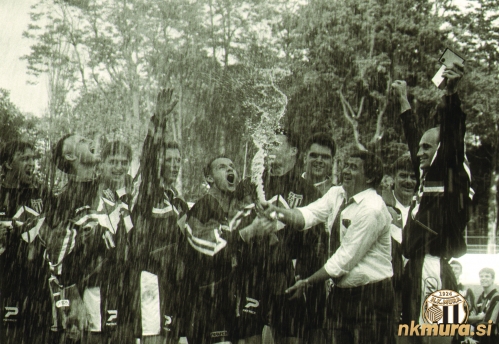 Zgodovinska fotografija slavja Mure po pokalnem naslovu leta 1995. Desno je Marijan Bakula, zraven njega v beli srajci pa trener Marin Kovačić. Zgodovinska fotografija slavja Mure po pokalnem naslovu leta 1995. Desno je Marijan Bakula, zraven njega v beli srajci pa trener Marin Kovačić.