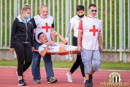 Staniša Mandič je moral iz igre v 23. minuti. Po dvoboju s Sanjinom Lelićem so mu počile tri kosti v nartu. Ob njem levo Paola Aleksieva (fizioterapevtka) in Tamara Rantaša (ekonom). Staniša Mandič je moral iz igre v 23. minuti. Po dvoboju s Sanjinom Lelićem so mu počile tri kosti v nartu. Ob njem levo Paola Aleksieva (fizioterapevtka) in Tamara Rantaša (ekonom).