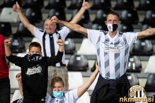 Na tribunah so bili lahko le gledalci s sezonskimi vstopnicami in z maskami. Na tribunah so bili lahko le gledalci s sezonskimi vstopnicami in z maskami.