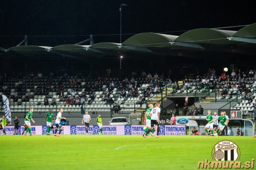 Na tekmi se je zbralo 500 gledalcev. Na tekmi se je zbralo 500 gledalcev.