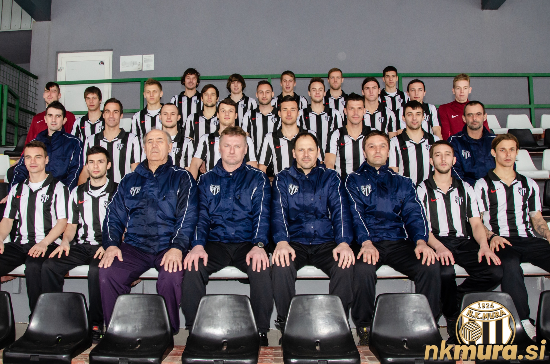 Mura 05 spomladi 2012. Zadnja vrsta (od leve): Fabijan Cipot, Rok Gruškovnjak, Dejan Kurbus, Jure Travner, Denis Barbič. Tretja vrsta: Filip Draković, Damjan Bohar, Josip Mlinarić, Mitja Botjak, Aleš Majer, Matic Maruško, Marko Šimić, Darko Atanasov, Tadej Cipot. Druga vrsta: Damir Grlec (maser), Mitja Mörec, Leon Horvat, Dardan Idrizi, Alen Ploj, Saša Lalović, Mario Sačer, Sebastjan Starovanik (maser). Prva vrsta: Vedran Vinko, Arpad Vaš, Slobodan Đurić (trener vratarjev), Franc Cifer (pomočnik trenerja), Ante Šimundža (trener), Damjan Ošlaj (pomočnik trenerja), Tomi Šipoš, Rajko Rep. Foto: Aleš Cipot. Mura 05 spomladi 2012. Zadnja vrsta (od leve): Fabijan Cipot, Rok Gruškovnjak, Dejan Kurbus, Jure Travner, Denis Barbič. Tretja vrsta: Filip Draković, Damjan Bohar, Josip Mlinarić, Mitja Botjak, Aleš Majer, Matic Maruško, Marko Šimić, Darko Atanasov, Tadej Cipot. Druga vrsta: Damir Grlec (maser), Mitja Mörec, Leon Horvat, Dardan Idrizi, Alen Ploj, Saša Lalović, Mario Sačer, Sebastjan Starovanik (maser). Prva vrsta: Vedran Vinko, Arpad Vaš, Slobodan Đurić (trener vratarjev), Franc Cifer (pomočnik trenerja), Ante Šimundža (trener), Damjan Ošlaj (pomočnik trenerja), Tomi Šipoš, Rajko Rep. Foto: Aleš Cipot.