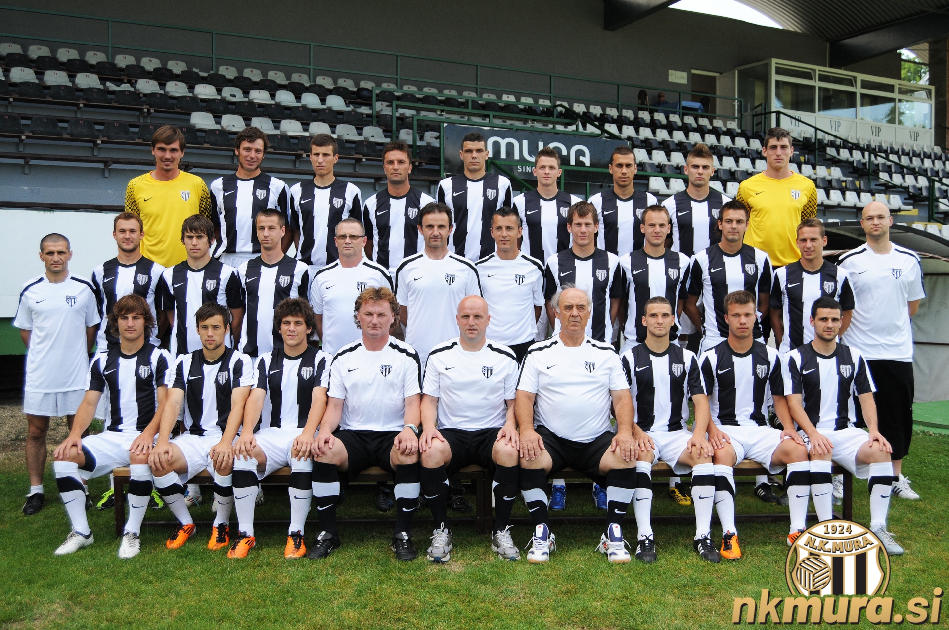 Zgornja vrsta (od leve): Aleš Luk, Fabijan Cipot, Jernej Slavič, Damjan Ošlaj, Nusmir Fajić, Mitja Mauko, Mate Eterović, Armend Sprečo, Filip Draković. Srednja vrsta: Jože Janža (fizioterapevt), Leon Horvat, Rok Gruškovnjak, Alen Bencak, Darko Hidič (predstavnik kluba), Miroslav Topić (predsednik kluba), Igor Celec (športni direktor), Matej Rogač, Matic Maruško, Boris Janev, Simon Pavel, dr. Marko Hanc (zdravnik). Sedijo: Leon Sreš, Mitja Botjak, Erik Janža, Franc Cifer (pomočnik trenerja), Robert Pevnik (trener), Slobodan Đurić (trener vratarjev), Nino Kouter, Damjan Bohar, Jernej Janža. Manjkata: Mitja Lotrič in Valen Filipović. Foto: Aleš Cipot/fotolens.si. Zgornja vrsta (od leve): Aleš Luk, Fabijan Cipot, Jernej Slavič, Damjan Ošlaj, Nusmir Fajić, Mitja Mauko, Mate Eterović, Armend Sprečo, Filip Draković. Srednja vrsta: Jože Janža (fizioterapevt), Leon Horvat, Rok Gruškovnjak, Alen Bencak, Darko Hidič (predstavnik kluba), Miroslav Topić (predsednik kluba), Igor Celec (športni direktor), Matej Rogač, Matic Maruško, Boris Janev, Simon Pavel, dr. Marko Hanc (zdravnik). Sedijo: Leon Sreš, Mitja Botjak, Erik Janža, Franc Cifer (pomočnik trenerja), Robert Pevnik (trener), Slobodan Đurić (trener vratarjev), Nino Kouter, Damjan Bohar, Jernej Janža. Manjkata: Mitja Lotrič in Valen Filipović. Foto: Aleš Cipot/fotolens.si.