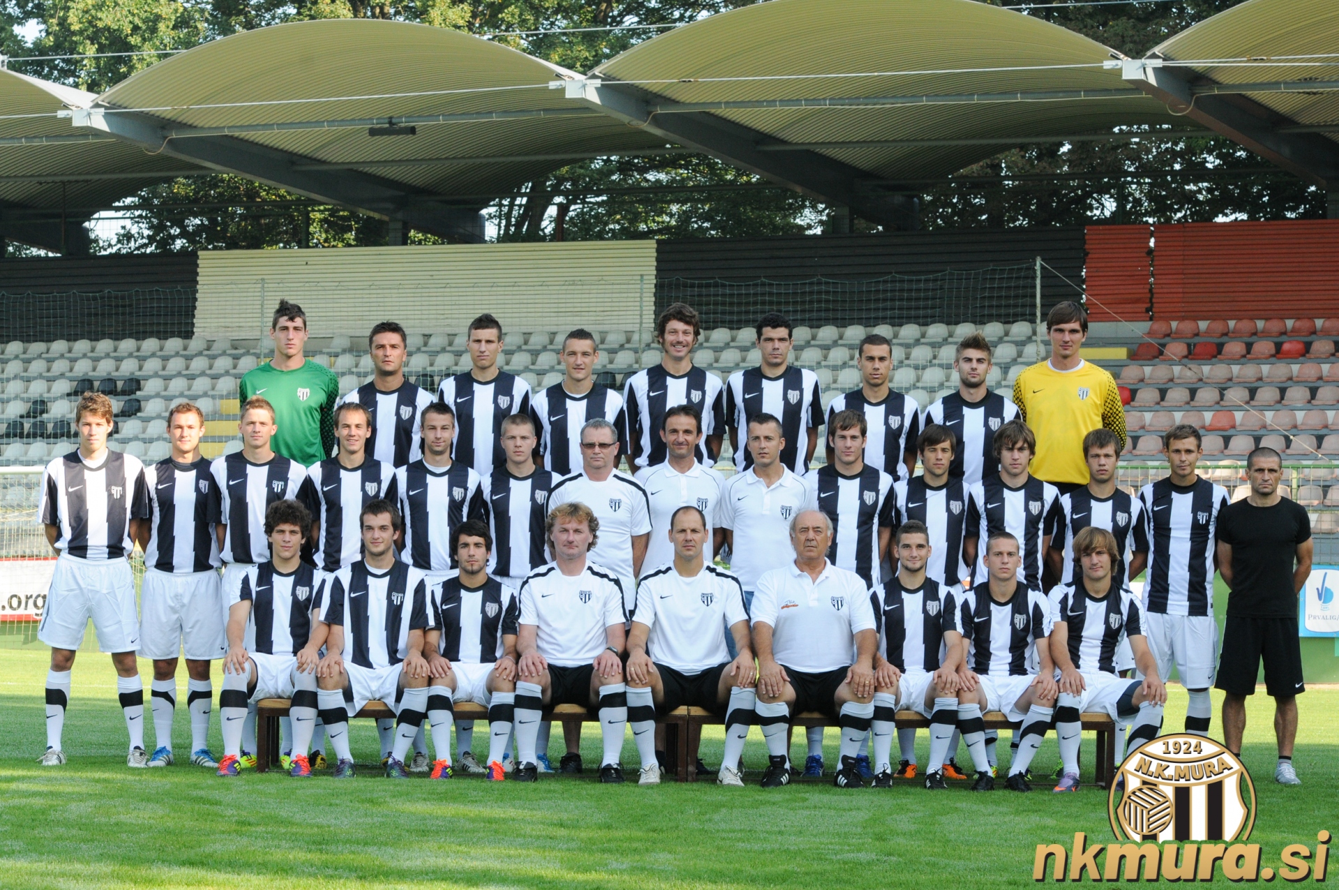 Zgornja vrsta (od leve): Filip Draković, Damjan Ošlaj, Jernej Slavič, Timotej Dodlek, Fabijan Cipot, Nusmir Fajić, Mate Eterović, Armend Sprečo, Aleš Luk. Srednja vrsta: Denis Kramar, Leon Horvat, Mitja Mauko, Matic Maruško, Alen Bencak, Valen Filipović, Darko Hidič (predstavnik kluba), Miroslav Topić (predsednik kluba), Igor Celec (športni direktor), Matej Rogač, Mitja Botjak, Rok Gruškovnjak, Damjan Bohar, Rajko Rep, Jože Janža (fizioterapevt). Sedijo: Erik Janža, Žiga Kous, Mitja Lotrič, Franc Cifer (pomočnik trenerja), Ante Šimundža (trener), Slobodan Đurić (trener vratarjev), Nino Kouter, Simon Pavel, Leon Sreš. Zgornja vrsta (od leve): Filip Draković, Damjan Ošlaj, Jernej Slavič, Timotej Dodlek, Fabijan Cipot, Nusmir Fajić, Mate Eterović, Armend Sprečo, Aleš Luk. Srednja vrsta: Denis Kramar, Leon Horvat, Mitja Mauko, Matic Maruško, Alen Bencak, Valen Filipović, Darko Hidič (predstavnik kluba), Miroslav Topić (predsednik kluba), Igor Celec (športni direktor), Matej Rogač, Mitja Botjak, Rok Gruškovnjak, Damjan Bohar, Rajko Rep, Jože Janža (fizioterapevt). Sedijo: Erik Janža, Žiga Kous, Mitja Lotrič, Franc Cifer (pomočnik trenerja), Ante Šimundža (trener), Slobodan Đurić (trener vratarjev), Nino Kouter, Simon Pavel, Leon Sreš.