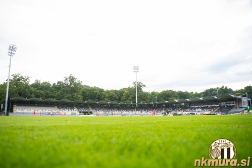 Tudi na tekmi predzadnjega kroga v tem prvenstvu veljajo omejitve na prvoligaških stadionih. Tudi na tekmi predzadnjega kroga v tem prvenstvu veljajo omejitve na prvoligaških stadionih.