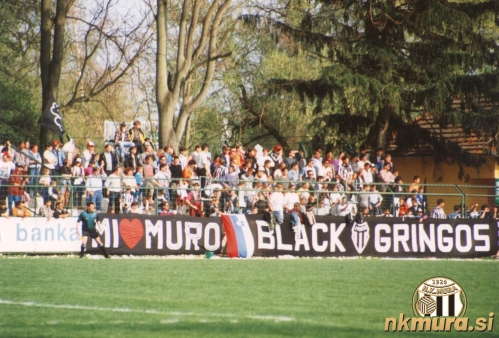 Black Gringosi na svojem standardnem mestu - vzhodni tribuni. Black Gringosi na svojem standardnem mestu - vzhodni tribuni.