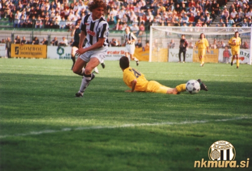 Strelec zadetka Franc Cifer. Na tleh je igralec Beltinec, Goran Gutalj. Strelec zadetka Franc Cifer. Na tleh je igralec Beltinec, Goran Gutalj.