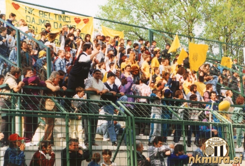 Navijači Beltinec so bili v skrajnem desnem kotu severne tribune. Navijači Beltinec so bili v skrajnem desnem kotu severne tribune.